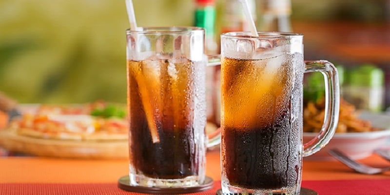  Nước ngọt có gas còn chứa caffeine và các chất kích thích nhẹ, gây mất nước, ảnh hưởng đến hoạt động của hệ thần kinh và tim mạch trong những ngày nắng nóng. Ảnh minh họa