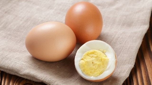  Trứng luộc nếu không ăn ngay, dù còn vỏ hay đã bóc vỏ, nên được bảo quản trong tủ lạnh ở nhiệt độ dưới 4°C. Ảnh minh họa