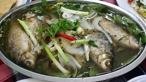  Tỏi tránh kết hợp với cá diếc: Vì có thể làm tăng co giật đường tiêu hóa