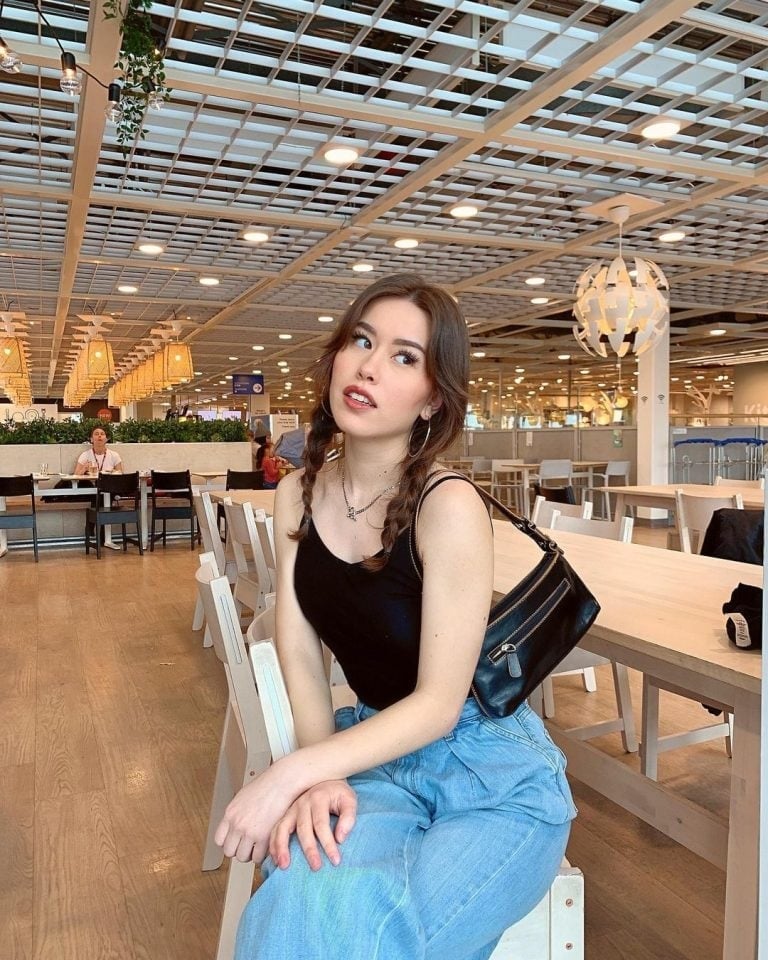  Từ tóc tết cao cá tính đến tóc tết thấp nhẹ nhàng, mỗi kiểu đều có sức hút riêng.