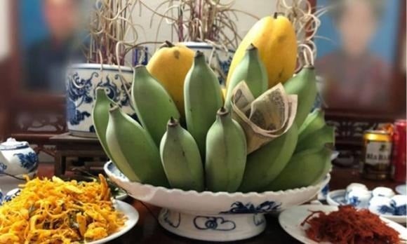  Chuối cau thường được sử dụng trong mâm cúng ở miền Trung và miền Nam, với hình dáng nhỏ nhắn, tròn đều, sạch sẽ.