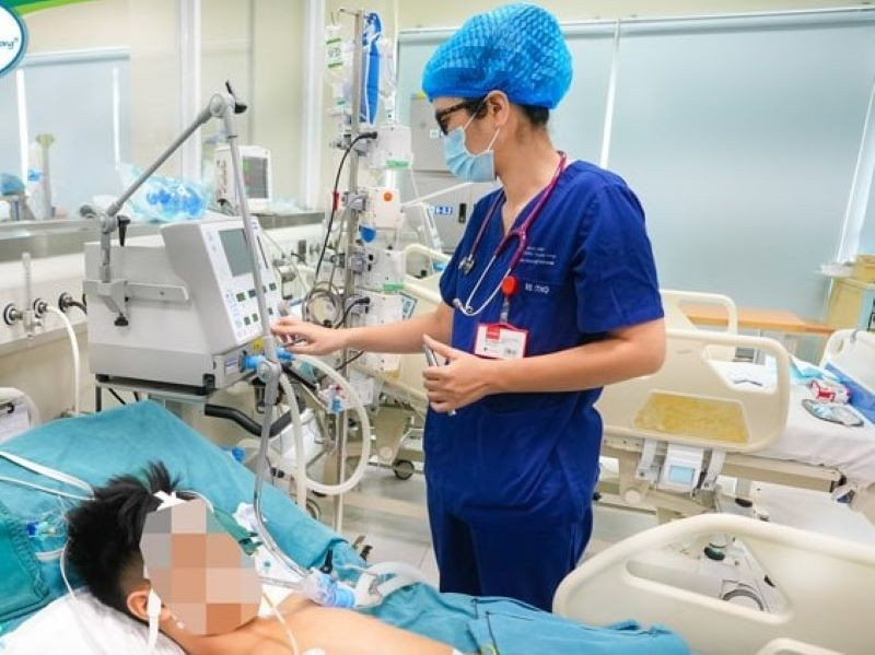  ThS.BS Bùi Thị Tho, Khoa Điều trị tích cực Nội khoa, Bệnh viện Nhi Trung ương theo dõi các chỉ số của trẻ - Ảnh BVCC