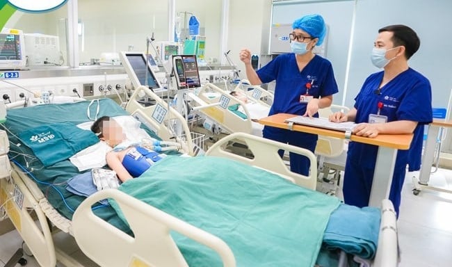  Trẻ đang được điều trị tại khoa Điều trị tích cực Nội khoa trong tình trạng nặng - Ảnh BVCC