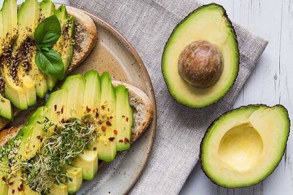  Quả bơ được xem như vị cứu tinh của làn da khô bởi loại quả này giàu chất béo tốt và vitamin E