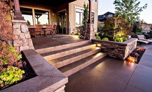  Mỗi bậc nên có chiều cao từ 15 – 18 cm, chiều rộng mặt bậc khoảng 25 – 30 cm.