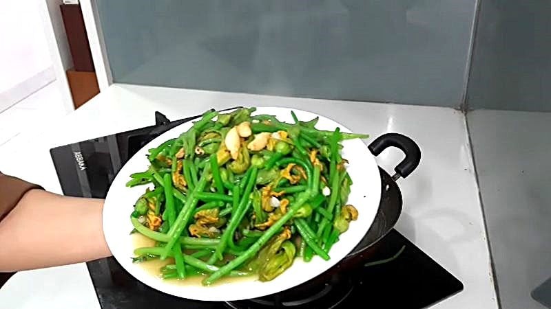  Thưởng thức món bông bí xào tỏi