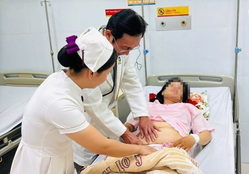  Các bác sĩ thăm khám cho sản phụ sau phẫu thuật - Ảnh BVCC