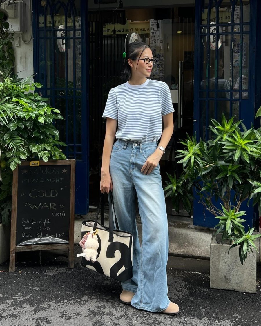  Để outfit trở nên gọn gàng và tôn dáng hơn, các nàng nên sơ vin áo khi mặc quần jeans ống suông.