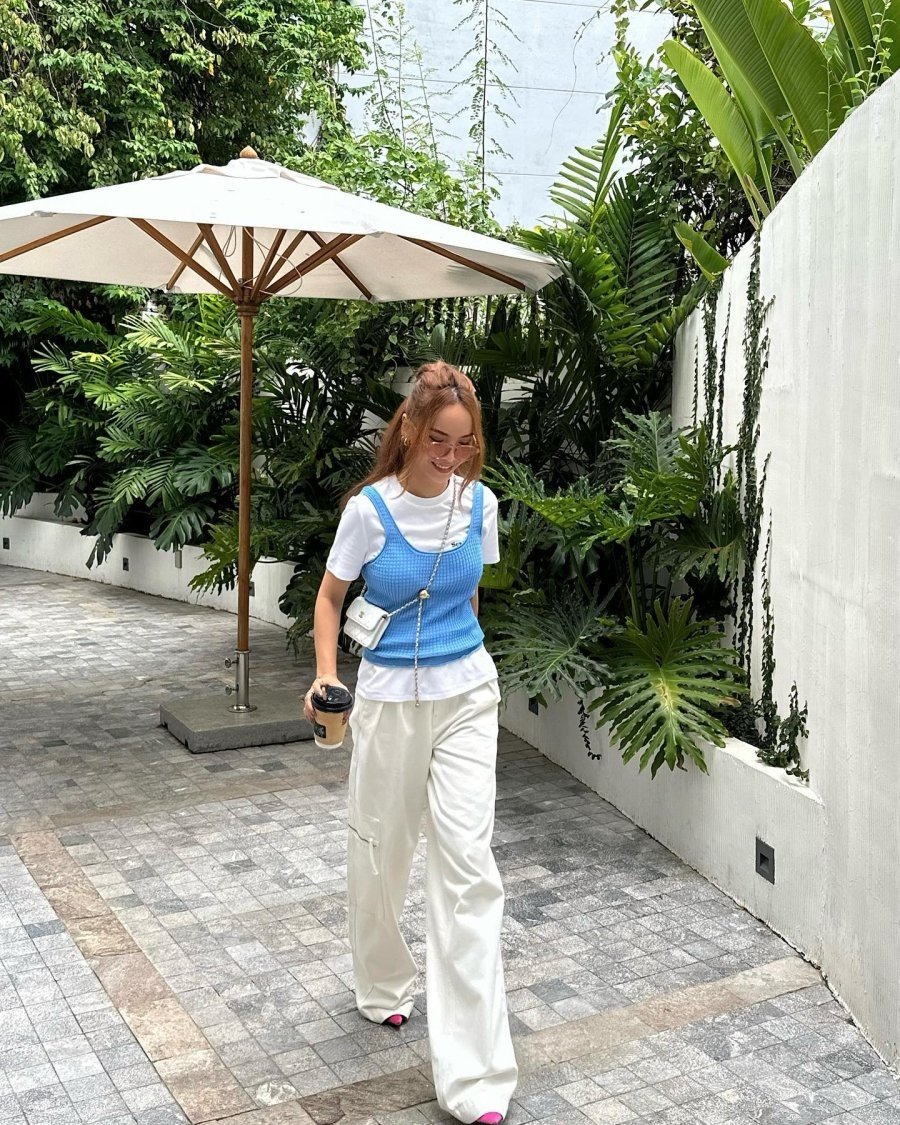  Một trong những món đồ được săn đón nhiều nhất trong mùa hè chính là quần trắng.