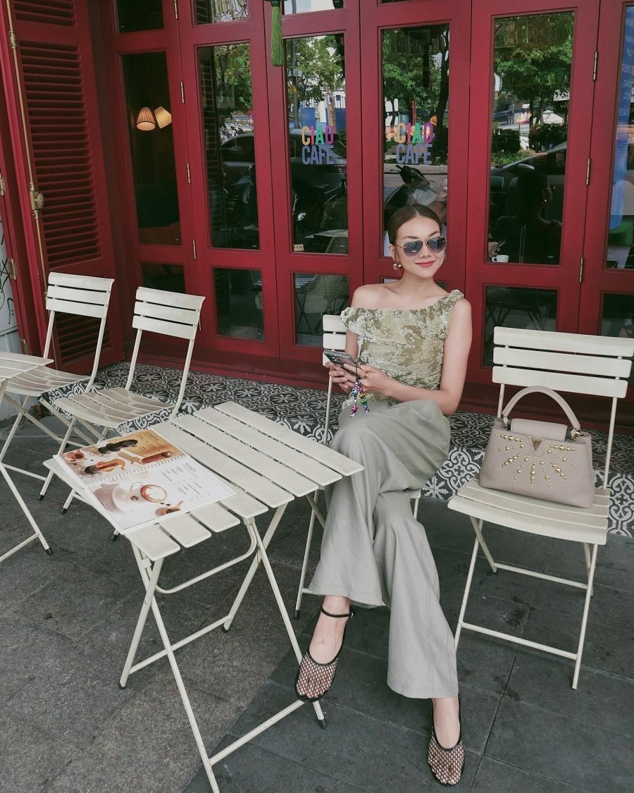  Nhắc đến những gam màu trung tính sang trọng, quần xám chắc chắn là một trong những lựa chọn không thể bỏ qua.
