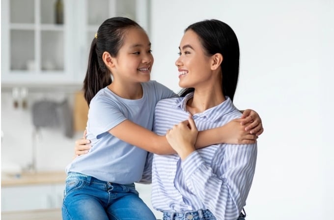  Phụ huynh cần đồng hành cùng các bé gái trong lần đầu bé có kinh nguyệt. Ảnh: Shutterstock