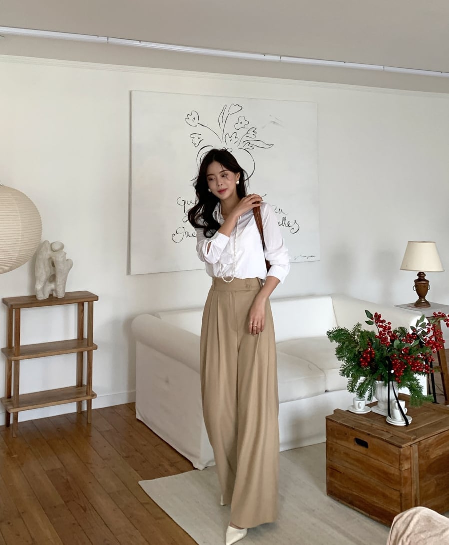  Áo sơ mi và quần âu là bộ đôi không bao giờ lỗi mốt, luôn mang lại vẻ ngoài chỉn chu và sang trọng.