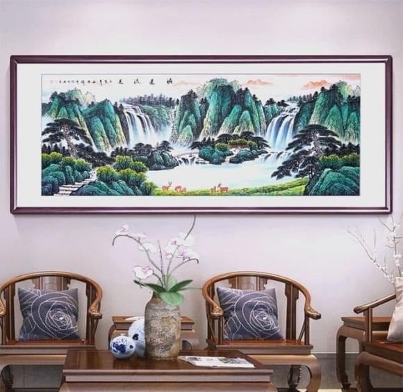  Bạn có để ý rằng những gia đình khá giả thường trang trí phòng khách bằng tranh phong cảnh?