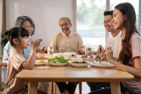 Trong ngày cưới, nhiều mẹ chồng thường nói: “Từ nay mẹ coi con như con gái ruột”.