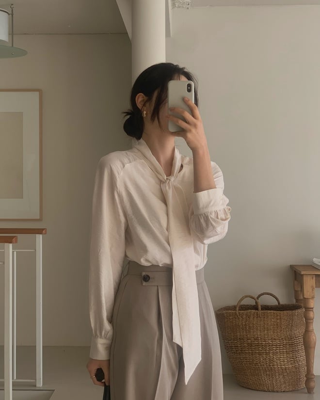  Chi tiết dây buộc tạo điểm nhấn tinh tế, giúp outfit trở nên nữ tính và cuốn hút hơn.