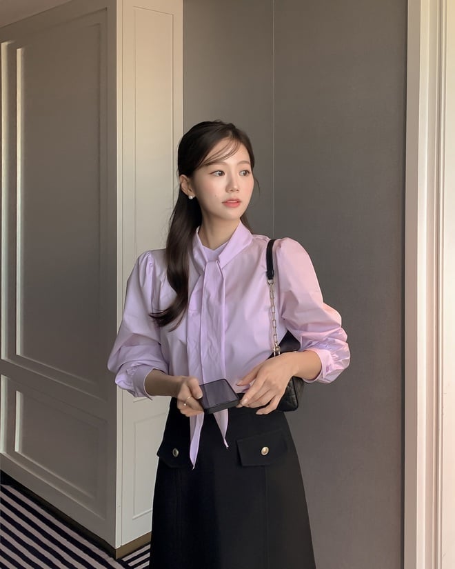  Khi phối cùng quần hoặc chân váy trung tính, tổng thể trang phục sẽ trở nên hài hòa và bắt mắt.
