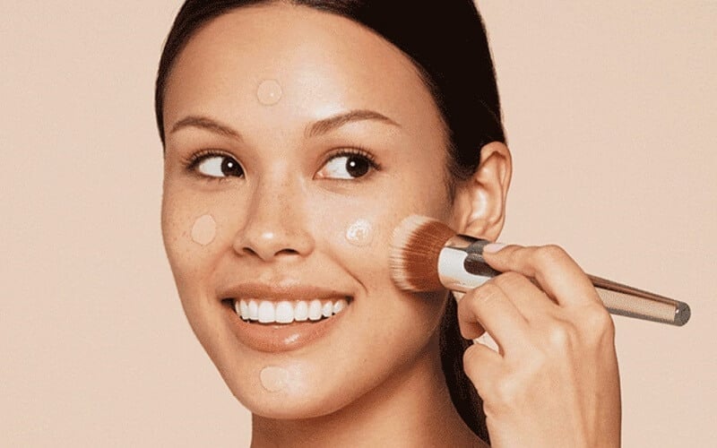  Xịt khoá nền giúp giữ lớp nền lâu dài mà không tạo cảm giác dày phấn, đồng thời giúp lớp nền trông tự nhiên và mịn màng hơn.