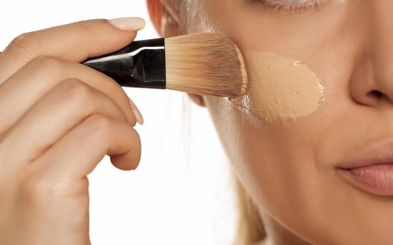  Vớii những người có da khô hoặc sống ở khu vực lạnh, việc dưỡng ẩm trước khi trang điểm càng trở nên quan trọng.