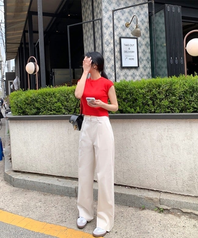  Những bộ đôi như áo đen và quần trắng, áo đỏ với quần đen sẽ giúp bạn tạo nên điểm nhấn