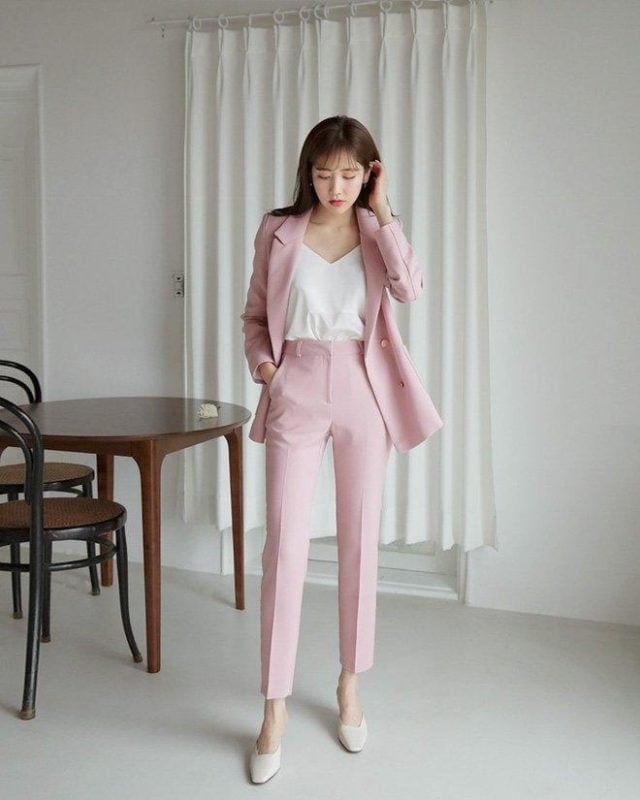  Áo thun trắng là item cơ bản nhưng không bao giờ lỗi mốt trong mùa hè.