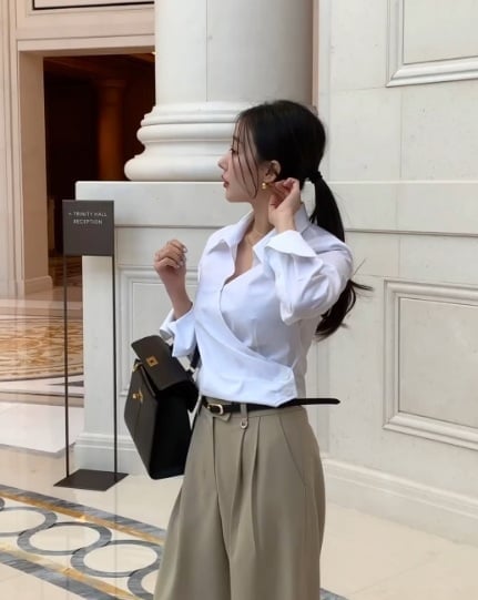  Một trong những mẫu áo nổi bật và đáng để bổ sung vào tủ đồ chính là sơ mi chiết eo.