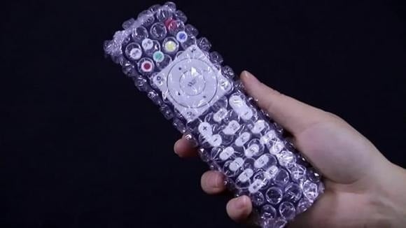  Trong nhà, chúng ta thường có nhiều loại điều khiển từ xa như điều khiển TV, điều hòa, quạt...