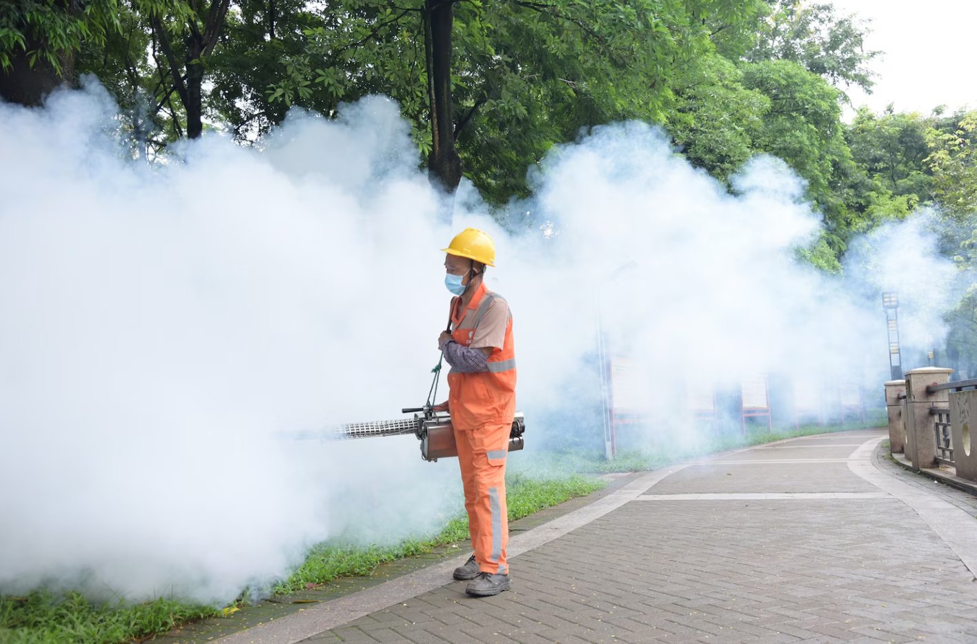  Công nhân vệ sinh phun thuốc trừ sâu để ngăn chặn sự lây lan của bệnh chikungunya, ngày 3/8/2025 tại Đông Quan, tỉnh Quảng Đông, Trung Quốc (Ảnh: Getty Images)