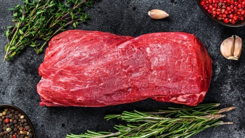  Chọn thịt bò màu đỏ tươi ngon, sáng
