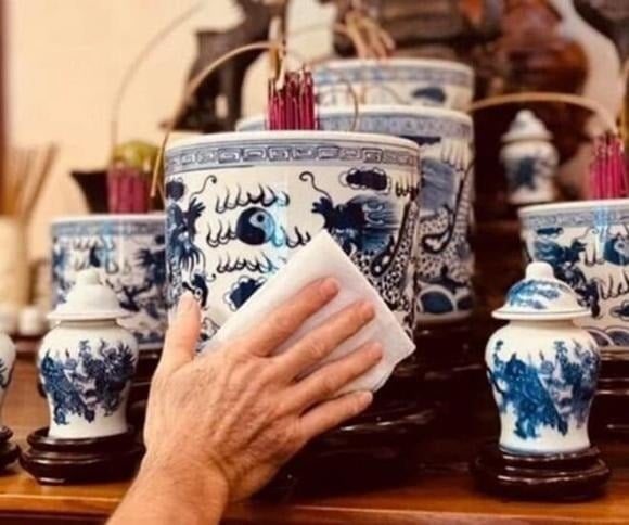  Khi vệ sinh bàn thờ, tuyệt đối không dùng nước lã, rượu trắng hay các loại dung dịch tẩy rửa mạnh, vì chúng không phù hợp với tính chất thanh tịnh và trang nghiêm của không gian thờ cúng.