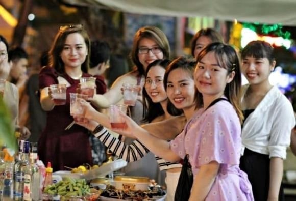  Những lời mời kiểu “Quán mới mở, đi thử không?” hay “Set 1 triệu giảm còn 599k, chốt luôn nhé!” rất dễ kích hoạt tâm lý FOMO (sợ bỏ lỡ) của bạn.