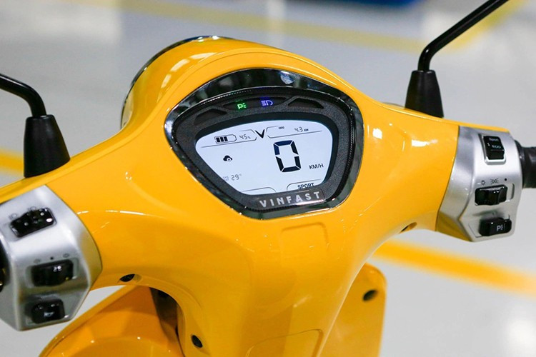  Bên cạnh đó xe máy điện Honda CUV e: có 3 chế độ Eco, Standard và Sport; điều này đảm bảo quá trình vận hành xe được tối ưu hơn về mức độ tiêu thụ năng lượng và cảm giác vận hành đặc trưng của xe máy điện.