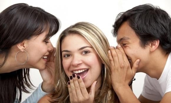  Tám chuyện về đồng nghiệp ở góc phòng, kể xấu chồng trong nhóm bạn thân, chê bai họ hàng ngay trên bàn tiệc… đều là những hành vi kém sang.