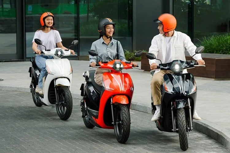  Trong chưa đầy một thập kỷ, thị trường phương tiện xanh ở Việt Nam đã có bước tăng trưởng mạnh mẽ. Số lượng xe máy điện từ khoảng 0,5 triệu chiếc năm 2016 đã vọt lên 2,3 triệu chiếc vào năm 2023.
