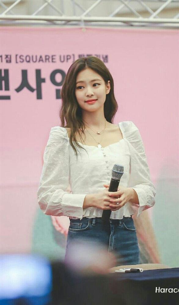  Những chiếc áo blouse tay bồng vừa giúp tăng thêm sự thanh lịch, vừa tạo hiệu ứng gợi cảm