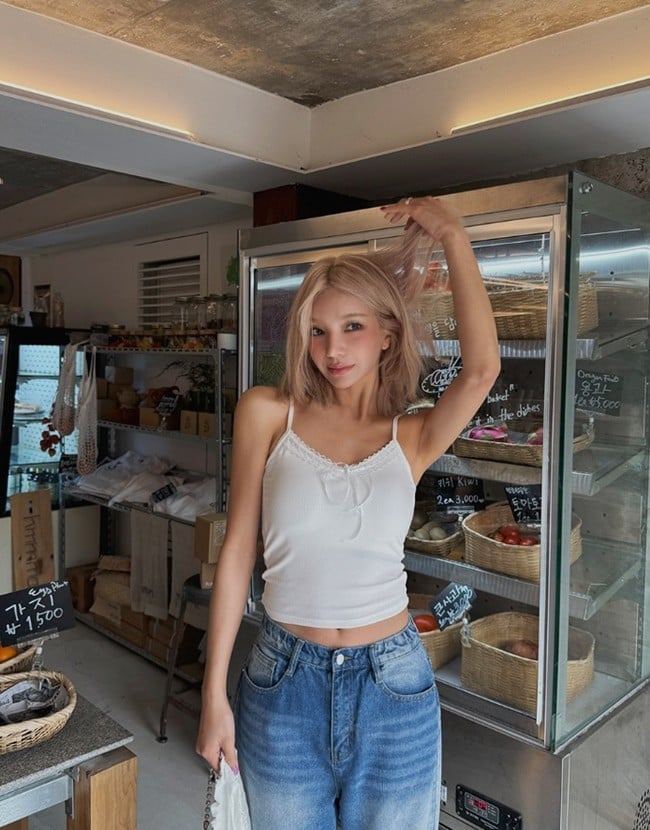  Áo dây trắng phối ren có thể mix cùng quần jeans, chân váy, hợp cả những item màu sắc đồng điệu