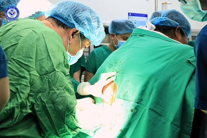  Sản phụ có lớp mỡ quá dày, kim gây tê dài nhất cũng không đến được vùng gây tê - Ảnh: Báo Tuổi Trẻ