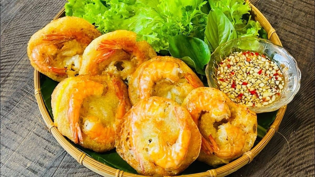  Thưởng thức bánh tôm hồ Tây, bánh giò, hoặc ốc luộc – những món ăn đậm chất Hà Nội mà bất cứ tín đồ ẩm thực nào cũng không nên bỏ lỡ. Ảnh SM