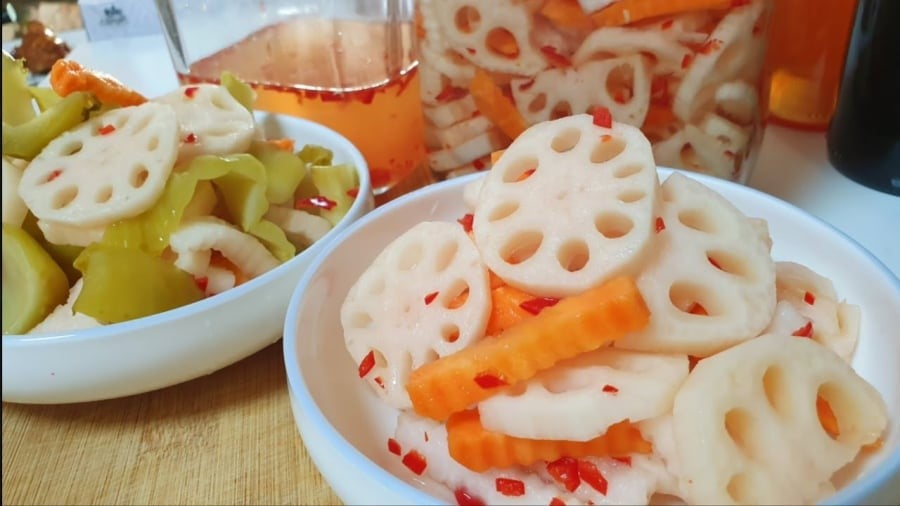  Củ sen có vị bùi, hơi ngọt và chứa nhiều nước, rất thích hợp để làm dịu cổ họng khi thời tiết trở lạnh
