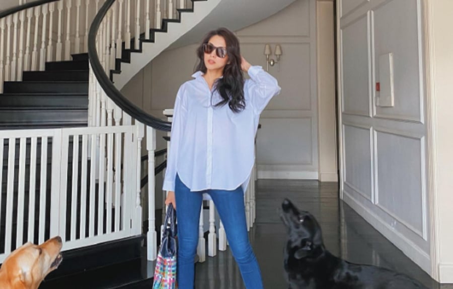  Một trong những cách diện quần skinny jeans đơn giản mà đẹp chính là kết hợp với sơ mi trắng.