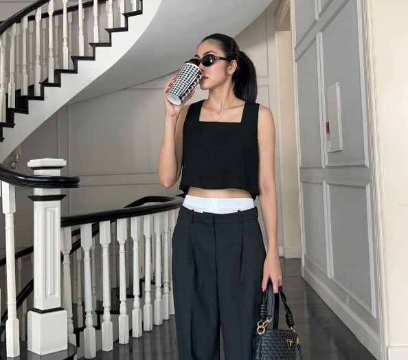  Kiểu áo này đã tạo sự năng động, phóng khoáng cho outfit.