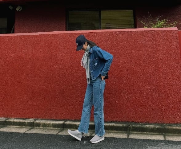 Combo áo khoác denim và quần jeans sẽ giúp chị em có được vẻ ngoài trẻ trung, không lo sến vào mùa lạnh.