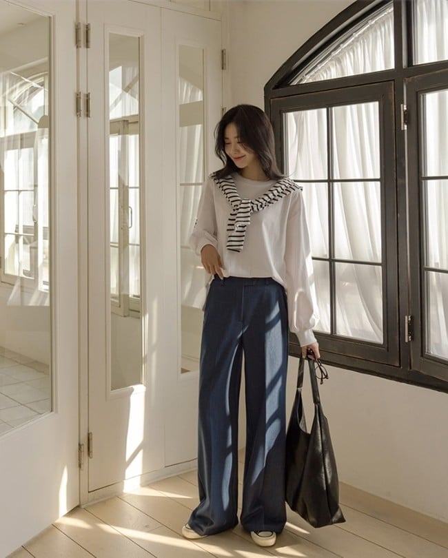  Để sành điệu hơn nữa khi sơ vin quần ống rộng, bạn gái hãy ưu tiên những mẫu áo thun, áo sơ mi, blouse dáng suông, dáng oversize.