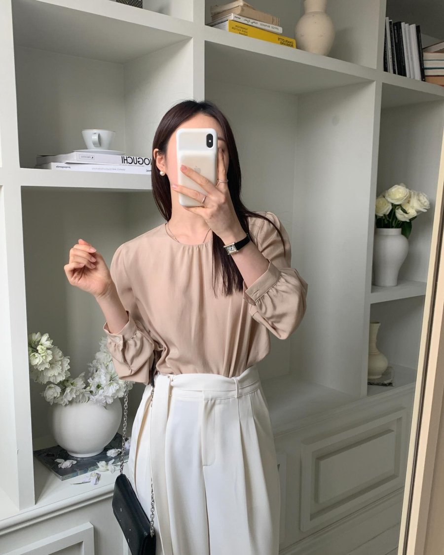 Các nàng nên ưu tiên quần suông đứng dáng, có chất vải đủ dày dặn như vải denim, vải kaki để che nhược điểm hiệu quả hơn.