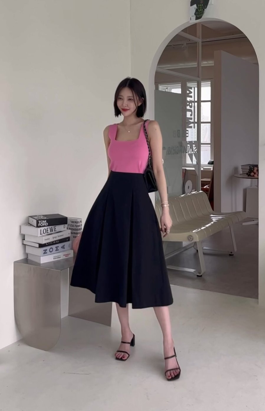 Chân váy chữ A còn có khả năng che nhược điểm, tạo độ thon gọn cho vòng eo.