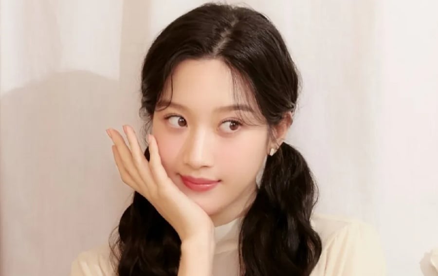  Kiểu tóc này khiến Moon Ga Young mang dáng dấp như một nữ sinh ngây thơ bước ra từ truyện tranh.