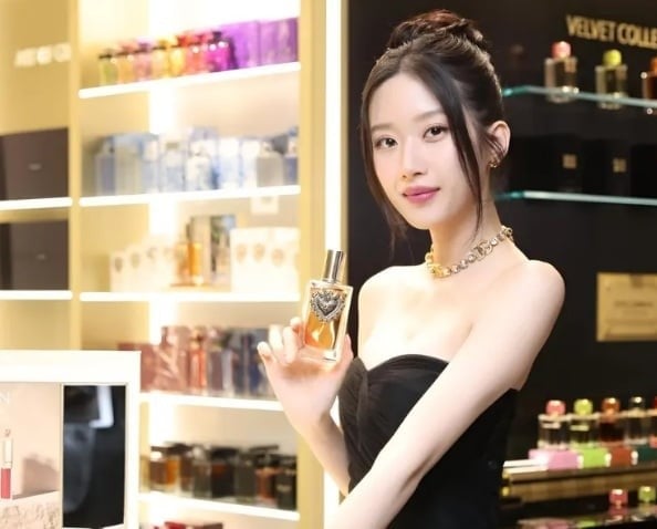  Trên thảm đỏ, Moon Ga Young thường ưu ái kiểu búi cao gọn gàng.