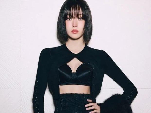  Moon Ga Young từng gây bất ngờ khi thử nghiệm kiểu tóc bob ngang cằm sắc sảo.