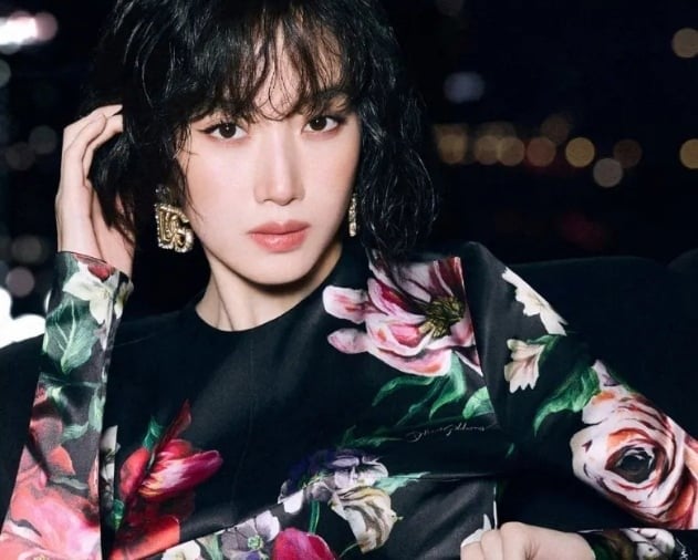  Những lọn xoăn nhỏ kết hợp cùng hiệu ứng tóc ướt đã mang lại một hình ảnh nổi loạn, đầy cuốn hút.
