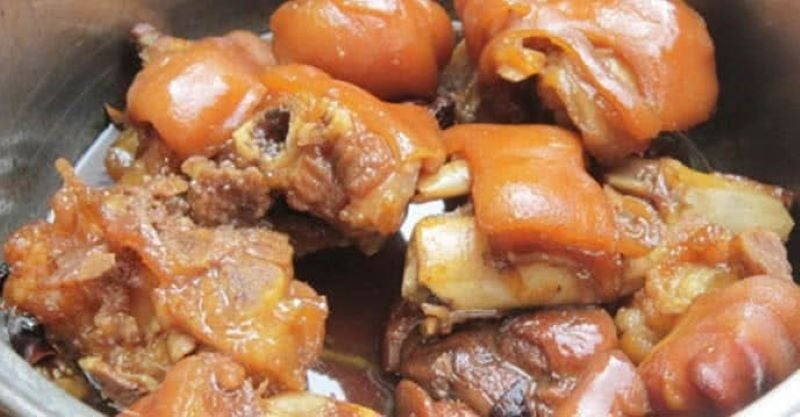 Ninh thịt chân giò cho chín mềm