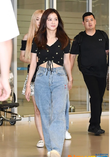 Kết hợp áo cổ chữ V với quần jeans ống suông, Jisoo có được outfit nữ tính và phóng khoáng. Đôi giày sneaker trắng rất phù hợp với tổng thể trang phục.